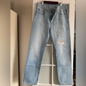 LEVI’s Light Blue Distressed Women’s Jeans